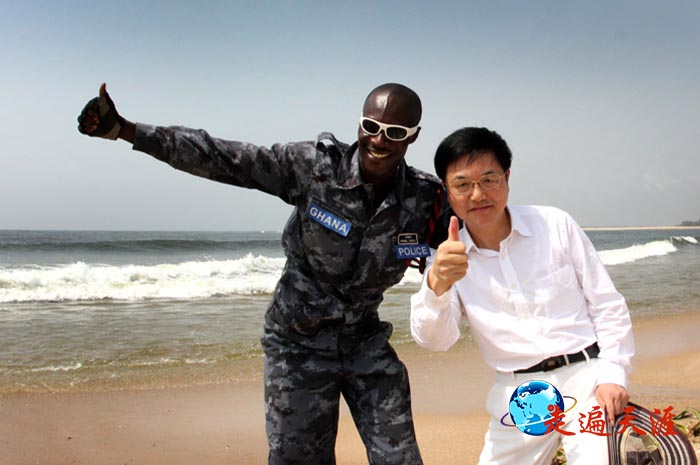 1 朱正明和一位加纳黑人警察叔叔在大西洋海湾.jpg