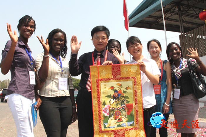 3 在加纳大学中文系，朱正明向师生赠送西藏关公唐卡.jpg