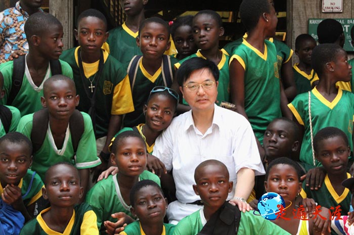 4 朱正明与加纳首都市郊的孩子们在一起.jpg