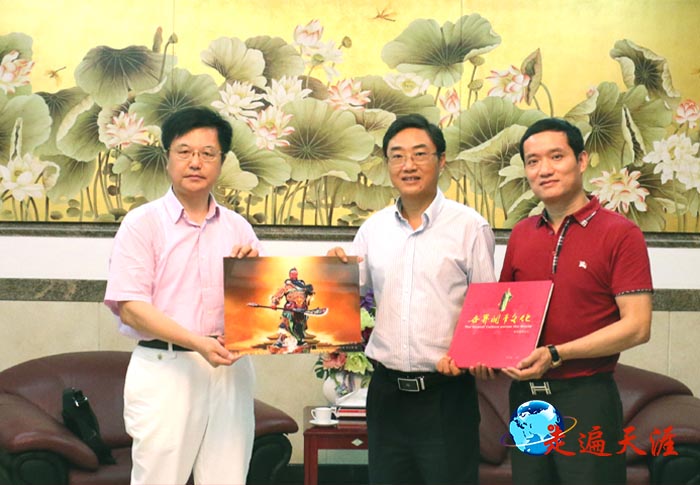 3 塞舌尔企业家周金华（右）、文化学者朱正明（左）向中国驻塞舌尔大使史忠俊赠送中国皇家关帝像.JPG