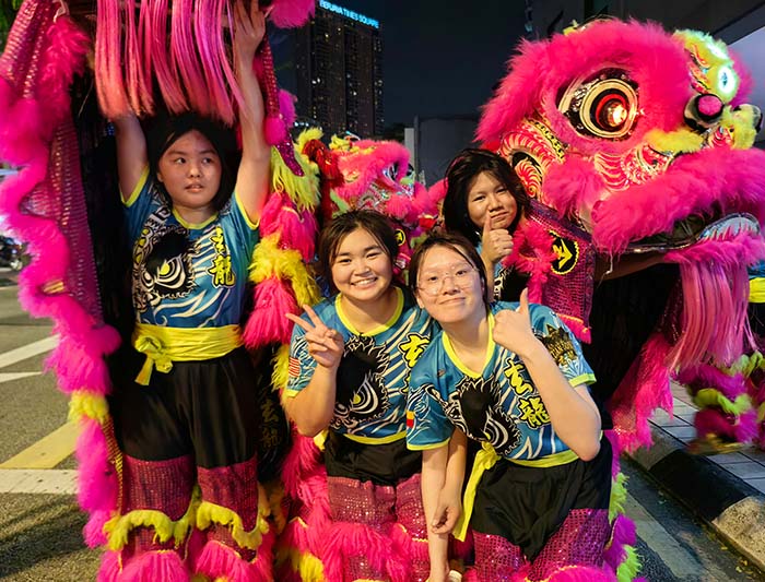 12巡游队伍舞狮的马来西亚姑娘.jpg