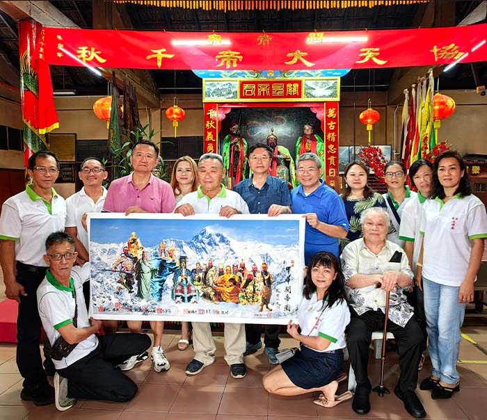 17中国海峡两岸嘉宾参拜新山丹杯关帝庙，并赠送作品《中华关帝图》.jpg