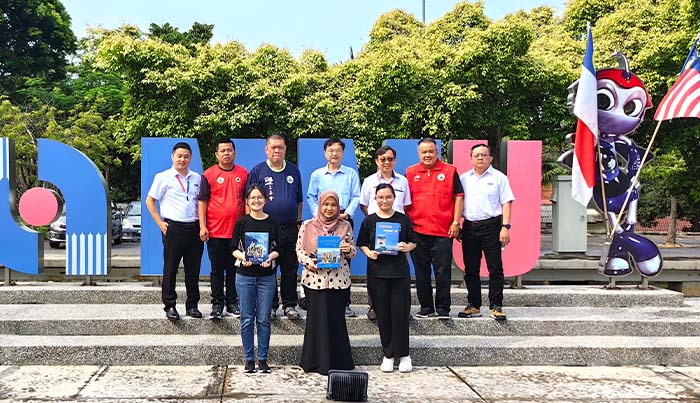 20朱正明在马来西亚五所大学图书馆赠送关帝文化专著，受到热情欢迎。图为马六甲多媒体大学赠书场面.jpg