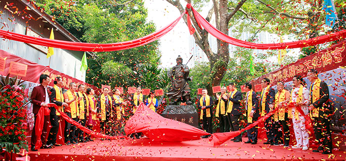 澳门氹仔关帝庙祭祀广场，众嘉宾为关帝像落座剪彩.jpg