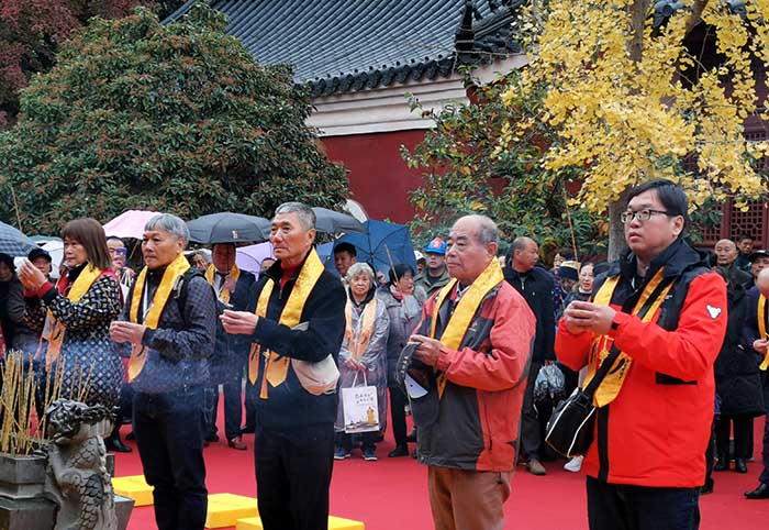 台湾祀典武庙主委林培火先生率团在当阳关陵祭拜关帝.jpg