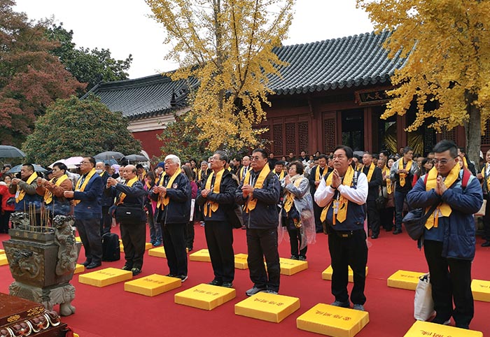 台湾东照山关帝庙主委吴进财先生率团在当阳关陵祭拜关公.jpg