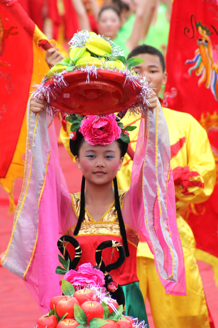 4 海峡两岸关帝文化节，东山少女为关帝敬献寿桃.JPG