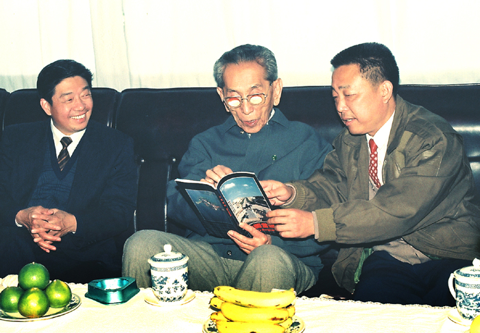 3 当阳市委书记郑广玉（右）、市长邹学勤（左）1992年向全国人大副委员长阿佩·阿旺晋美赠送《中国当阳》画册，介绍三国故地风情.jpg