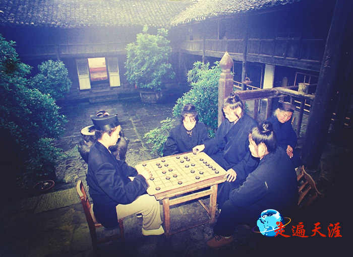 5 坤道们在紫霄东宫下棋娱乐.jpg