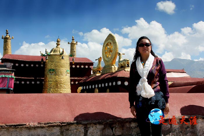 1 崔玉晶女士在西藏拉萨大昭寺金顶.JPG