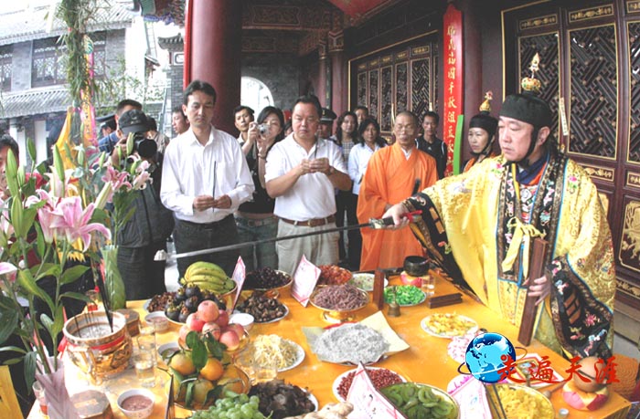 4 大理武庙开光前夜，台湾廖德鸿法师把中国大陆三大关庙香灰在大理融为一炉.jpg