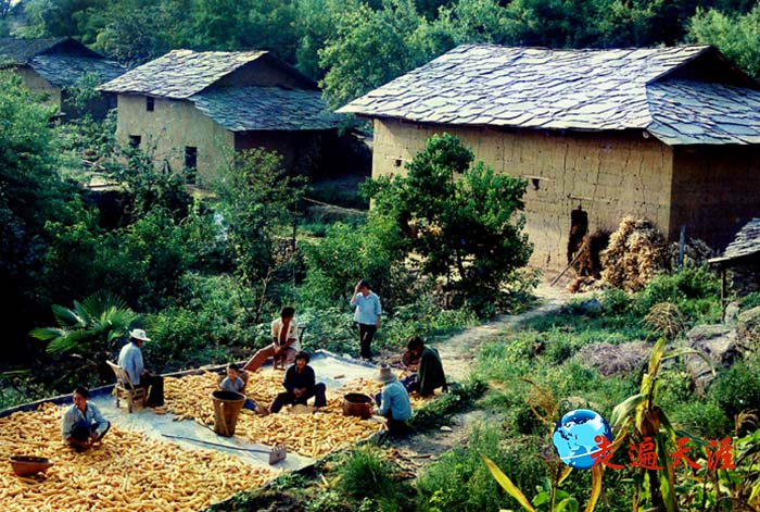 1 长阳土家山寨石板房，一道淳朴靓丽的风景.JPG