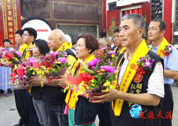 8 台湾各地嘉宾在意诚堂敬拜关公.JPG
