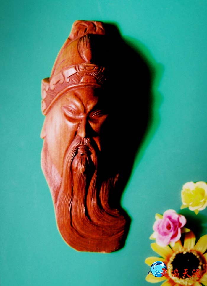2 缅甸艺人用红木雕刻的关公脸谱.jpg