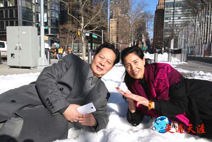 8  在纽约联合国总部院落的雪地上，书画家汪国新、作家郑桂兰躺在雪堆上刷，高兴得像两个小娃娃.JPG