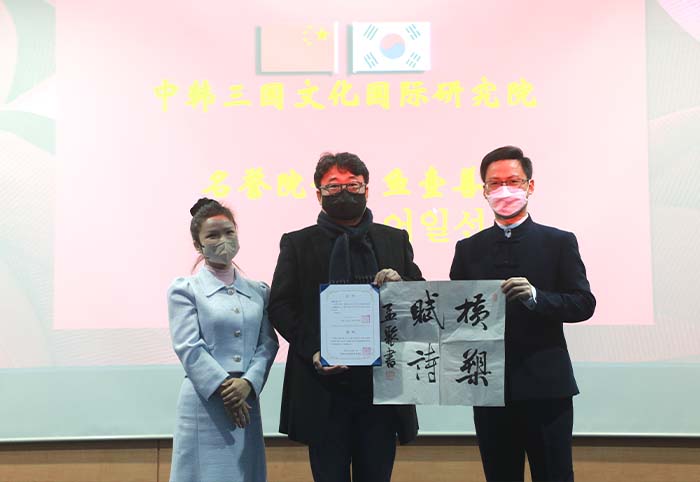 2、黄杰院长（右)，郭少芳秘書長（左)為名誉院长鱼壹善教授颁发聘书.jpg