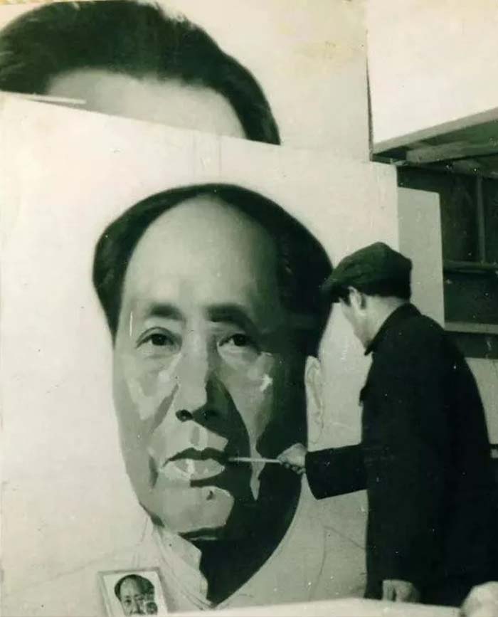 5 王可伟父亲王策厚在天安门城楼创作开国领袖画像.jpg