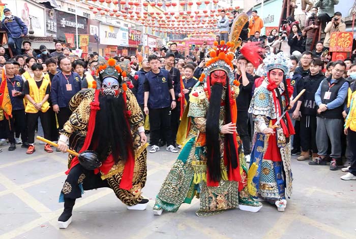 1 中國晉劇表演藝術家武凌雲團隊，在巡遊隊伍中現場表演.jpg