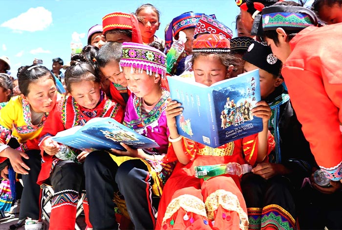 8 珠峰腳下的孩子們在世界最高的珠穆朗瑪關帝廟廣場誦讀新書《五洲關帝圖》.jpg