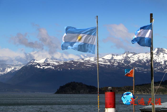 3 阿根廷国旗，在乌斯怀亚的雪山丛中高高飘扬.JPG